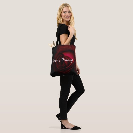 Tasche aus schwarzer rote Rose (Am Model)