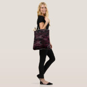 Tasche der dunkelroten Camouflage mit benutzerdefi (Am Model)