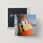 Tasche, die am Baum-Stamm an Sandy-Strand hängt Button (Vorne & Hinten)