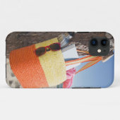 Tasche, die am Baum-Stamm an Sandy-Strand hängt Case-Mate iPhone Hülle (Rückseite (Horizontal))