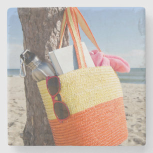 Tasche, die am Baum-Stamm an Sandy-Strand hängt Steinuntersetzer