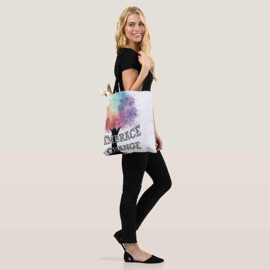 Tasche "Embrace Change" mit bunten Regenbogenbaum (Am Model)