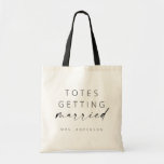 Tasche Erlangung der Totentasche | Modernes Skript<br><div class="desc">Diese einfache Tasche macht Spaß für Ihre Lieblingsbraue! Mit einem handgeschriebenen Signaturskript und einem einfachen serifenlosen Schriftart bietet das Hotel ein minimales und elegantes Design. Personalisieren Sie jede Tasche mit dem neuen Namen der Braut (oder jedem beliebigen benutzerdefinierten Text), und erstellen Sie zusätzliche Bearbeitungen, indem Sie "Klicken Sie, um weitere...</div>