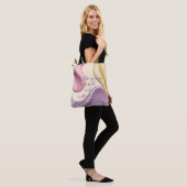 Tasche in stilvollem abstraktem Grafikdesign (Am Model)