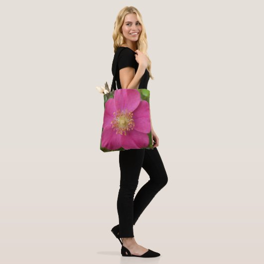 Tasche mit Bild einer hellrosa Rose (Am Model)