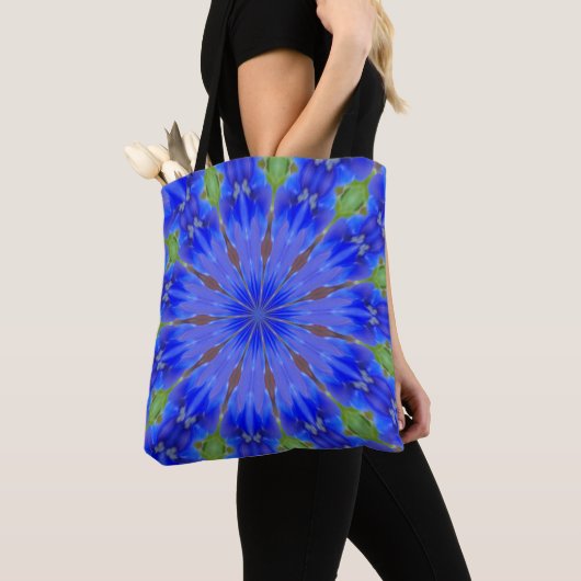 Tasche mit blauem Kaleidoskop (Von Nahem)