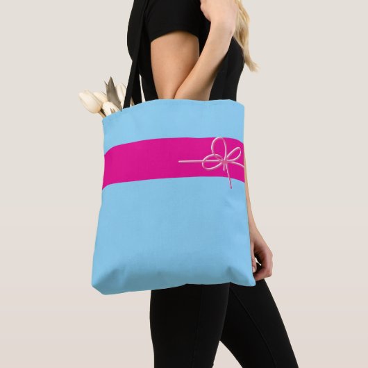 Tasche mit Bogen auf Rosa (Von Nahem)
