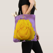 Tasche mit einzelner gelber Rose (Von Nahem)