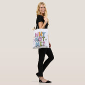 Tasche mit fettem Text "WARUM NICHT ICH?" in bunte (Am Model)