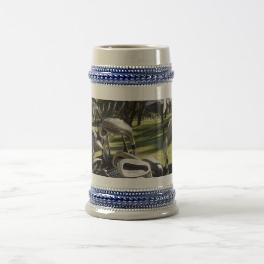 Tasche mit Golf Clubs im Bereitschaftsdienst, Bierglas (Mittel)