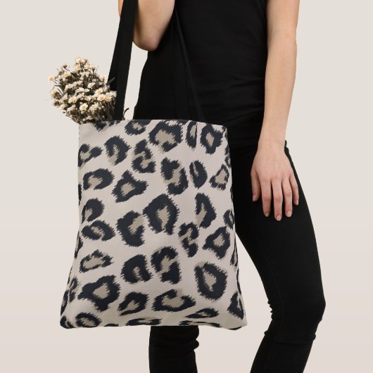 Tasche mit großen Leopardruckfarben (Von Nahem)