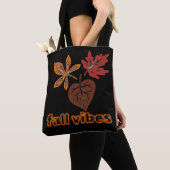 Tasche mit Herbststimmung und süßen Herbstblättern (Von Nahem)