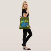 Tasche mit kreativem Vogel mit Blume (Am Model)