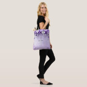 Tasche mit lila Blumen und baumelnden Perlen (Am Model)