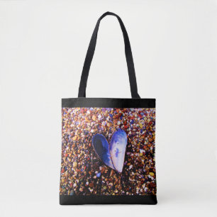 Tasche mit Muscheln und Strandkies