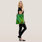Tasche mit Regentropfen auf grünen Blättern (Am Model)