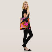 Tasche mit rosa Blumenmuster (Am Model)