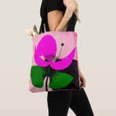 Tasche mit rosa Blüten und grünen Blättern (Von Nahem)