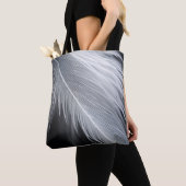 Tasche mit Schwarz-Weiß-Feder-Design (Von Nahem)
