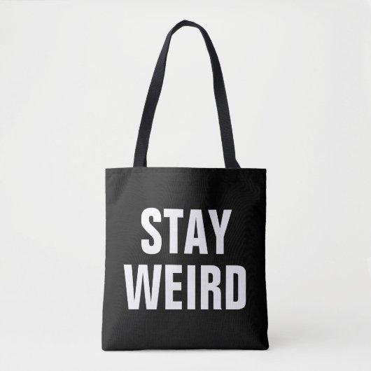 Tasche mit schwarz-weißer Typografie bleibe WEIRD (Vorderseite)