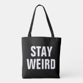 Tasche mit schwarz-weißer Typografie bleibe WEIRD (Rückseite)