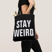 Tasche mit schwarz-weißer Typografie bleibe WEIRD (Von Nahem)