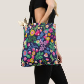 Tasche mit schwarzem Hintergrund und Blumendesign (Von Nahem)