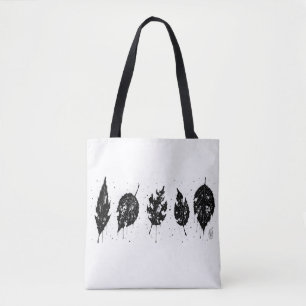Tasche mit toten, tintenbedruckten Blättern