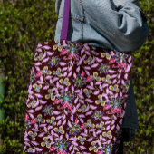 Tasche mit violetten Blumen auf maronischem Hinter
