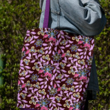 Tasche mit violetten Blumen auf maronischem Hinter