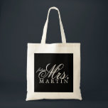 Taschen-Taschenzukunft Frau Tragetasche<br><div class="desc">Taschentasche mit Text für speziellen Tag, addieren leicht Ihren kundenspezifischen Text und ändern die Hintergrundfarbe zum Anzug Ihre Art. Nachname wie gezeigt sind zweizeilig, benutzen Singleraum oder verringern Textgröße, um längere Namen in das Herz zu passen.</div>