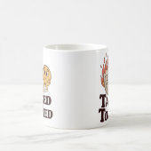 Tasked and Toasted | Arbeitsplatzchaos mit Humor Kaffeetasse (Mittel)