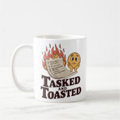 Tasked and Toasted | Arbeitsplatzchaos mit Humor Kaffeetasse (Links)
