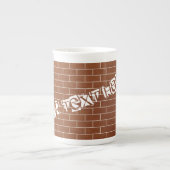 Tasse an der Ziegelwand mit benutzerdefiniertem Te (Vorderseite)