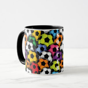 Tasse der farbenfrohen Fußballbälle
