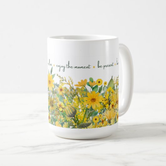 Tasse der gelben Blüte "Mindful Blooms" (VorderseiteRechts)