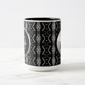 Tasse der geometrischen, schwarzen und weißen Drei (Mittel)