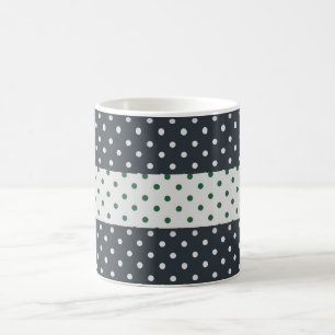 Tasse der grünen und weißen Polka-Punktmuster