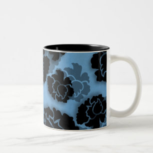 Tasse der grungenhaften Blumendekadenz, leicht bla