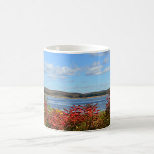 Tasse der Herbstwasseransicht