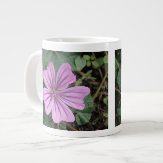 Tasse der hübschen Lila Wildblume (Vorderseite Links)