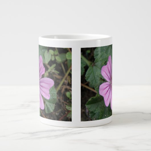 Tasse der hübschen Lila Wildblume (Vorderseite)