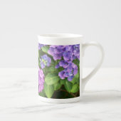 Tasse der Knochen-China in Blau und Rosa (Rechts)
