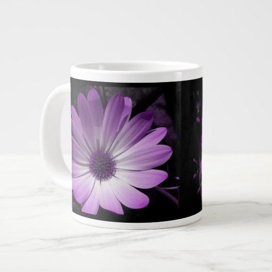 Tasse der lila Daisy-Blume (Vorderseite Links)