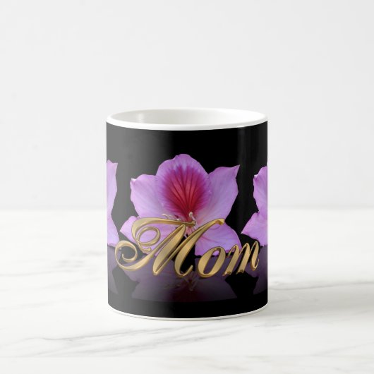 Tasse der Orchideen-Blume personalisiert für die M (Mittel)