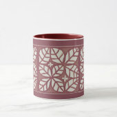 Tasse der Rose-Maron-und Weißblattmuster (Zentrum)