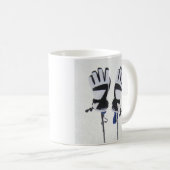 Tasse der Skistöcke und Handschuhe (VorderseiteRechts)
