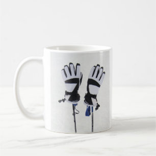 Tasse der Skistöcke und Handschuhe