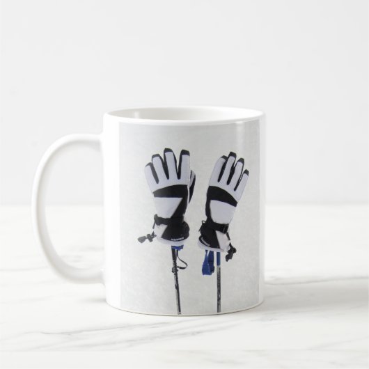 Tasse der Skistöcke und Handschuhe (Links)