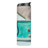 Tasse der weißen Keramik auf weißem Serviertablett (Nach links gedreht)